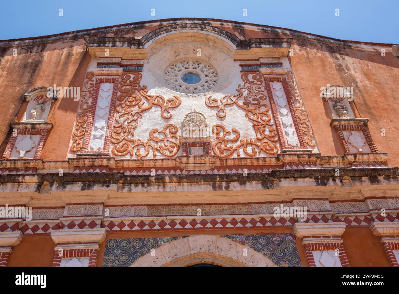 Particolare della facciata della Chiesa Imperiale e del Convento di San Domenico nella città coloniale di Santo Domingo, Repubblica Dominicana, completata nel 1535 Foto Stock