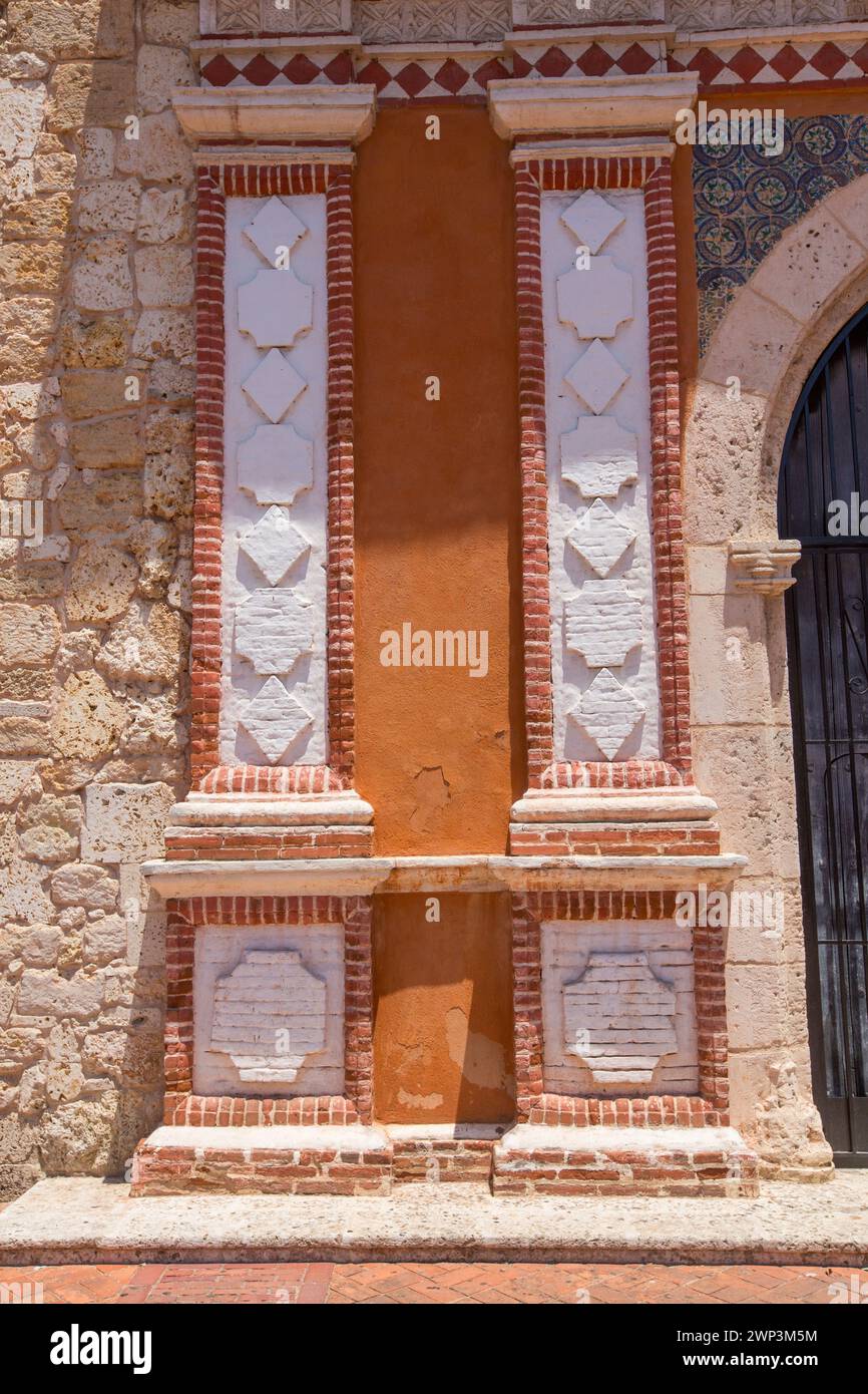 Particolare della facciata della Chiesa Imperiale e del Convento di San Domenico nella città coloniale di Santo Domingo, Repubblica Dominicana, completata nel 1535 Foto Stock