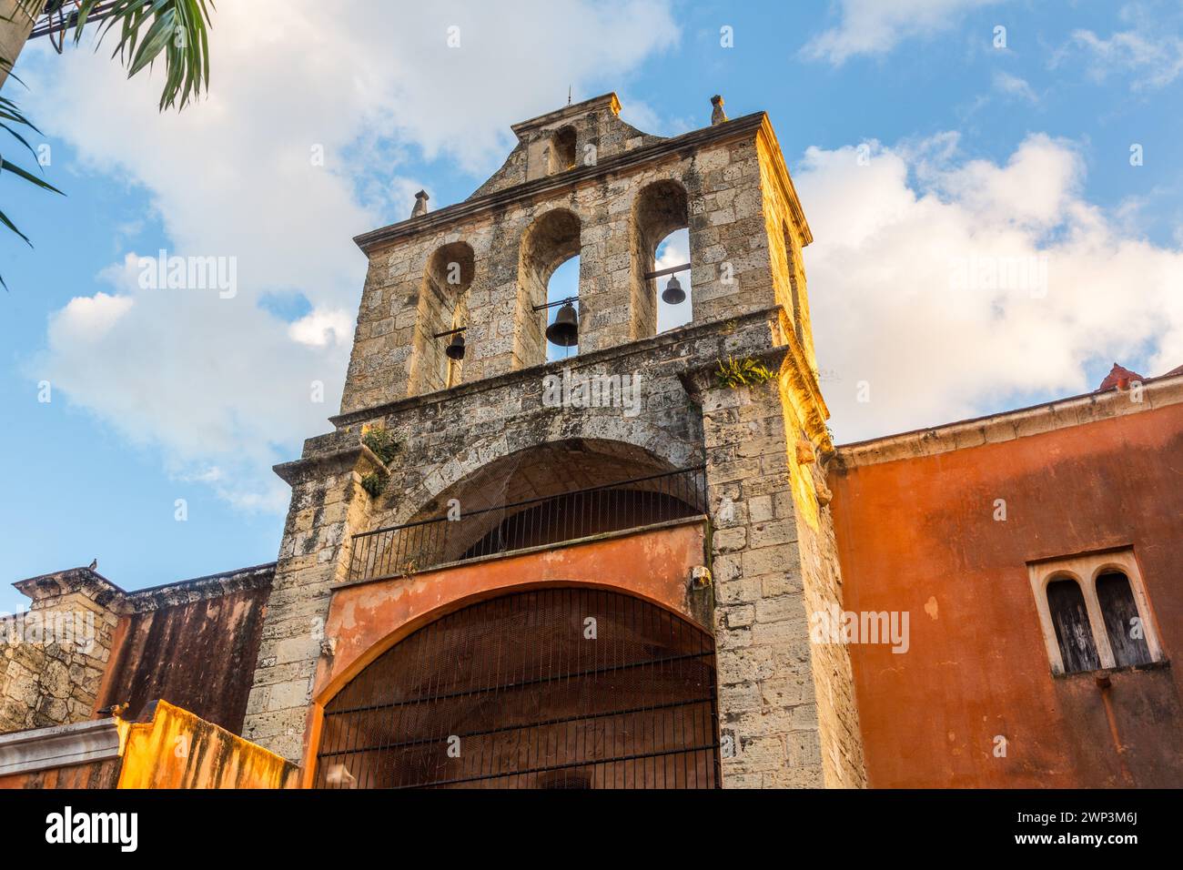 Belfry della Chiesa Imperiale e Convento di San Domenico nella vecchia città coloniale di Santo Domingo, Repubblica Dominicana, completato nel 1535 d.C. une Foto Stock