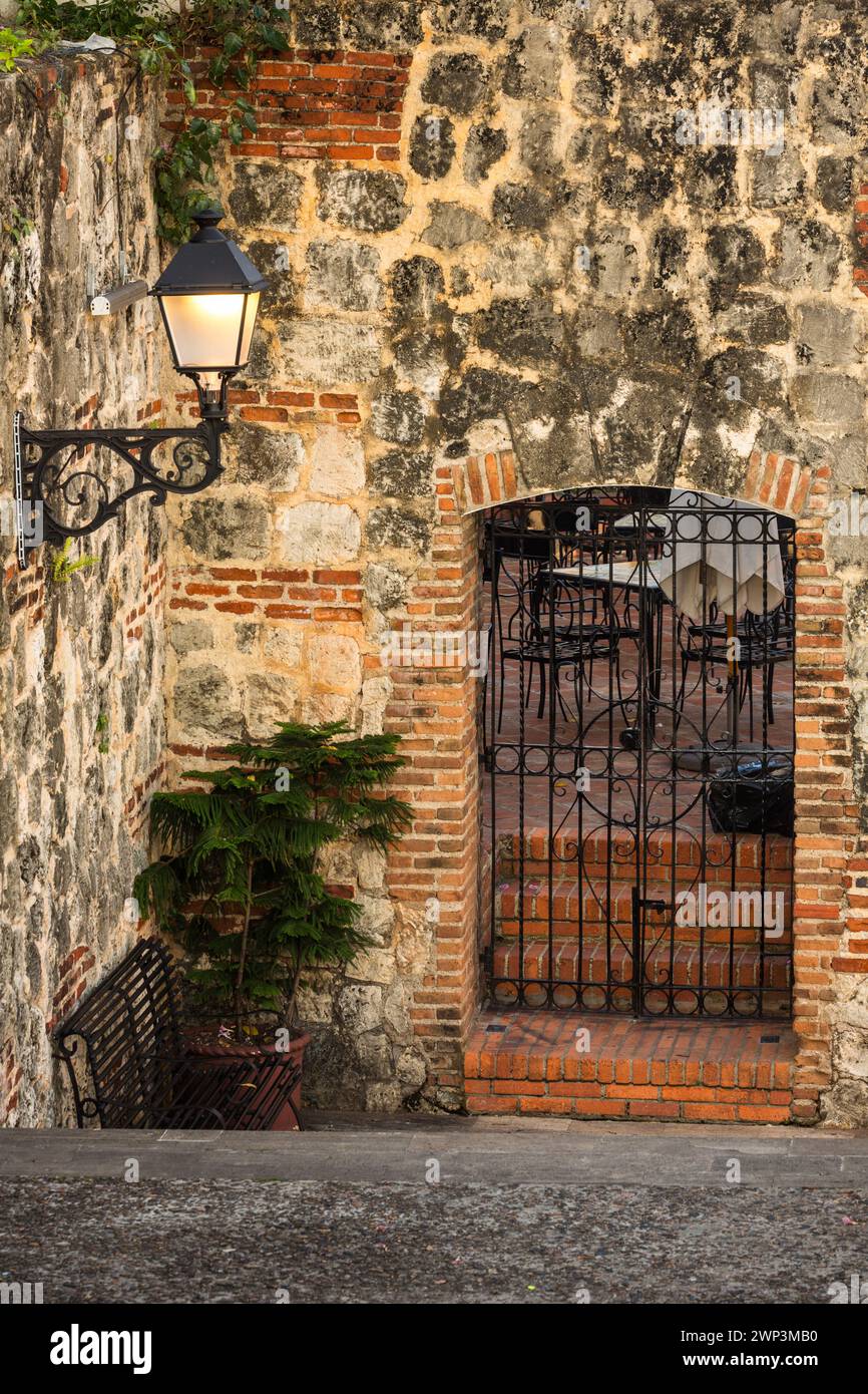 Parte delle mura della città vecchia della città coloniale di Santo Domingo, Repubblica Dominicana. Patrimonio dell'umanità dell'UNESCO della città coloniale di Santo Dom Foto Stock