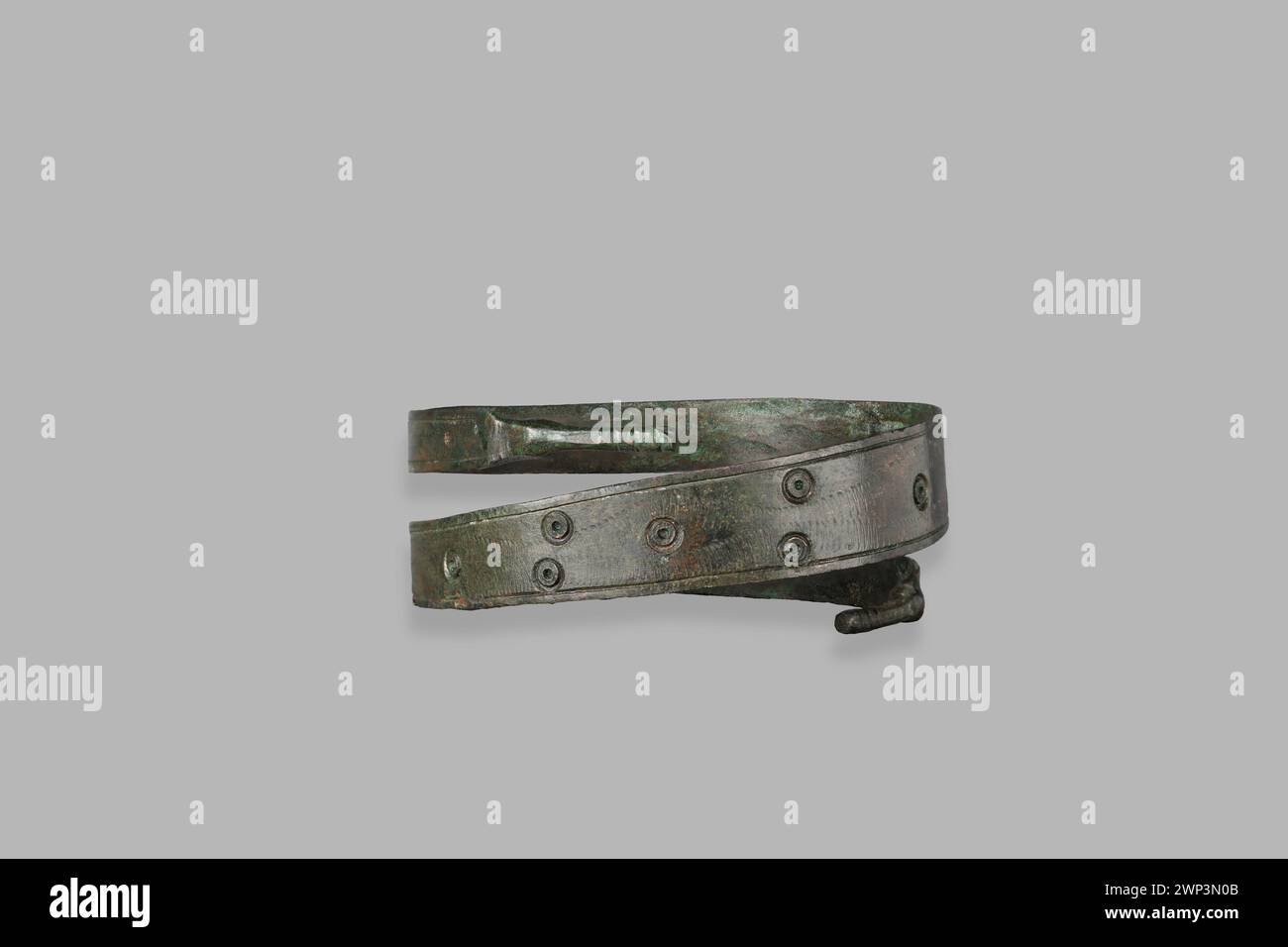 Bracciale risalente al VII secolo a.C., che riflette il design e l'artigianato di antichi gioielli. Foto Stock