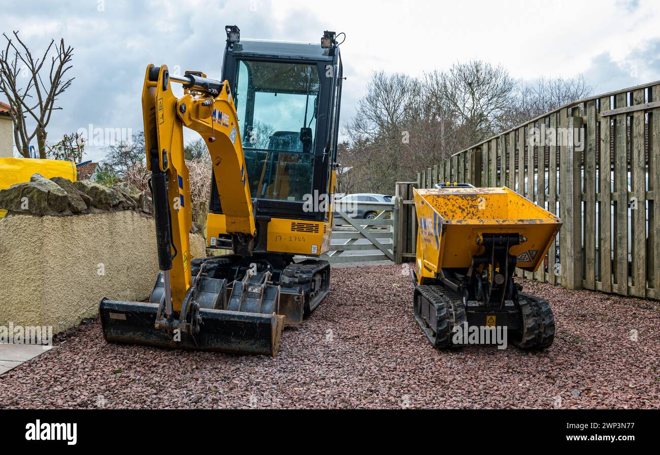 Macchinari (escavatore piccolo e cassone ribaltabile) per lavori di costruzione per la costruzione di un giardino, Scozia, Regno Unito Foto Stock