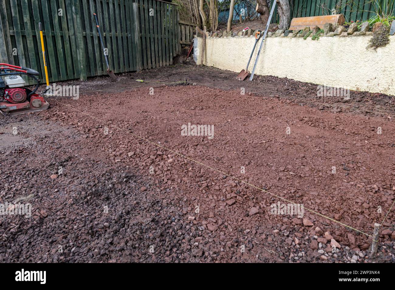 Base base ard pronta per lastre in un vialetto per costruire una sala giardino, Scozia, Regno Unito Foto Stock