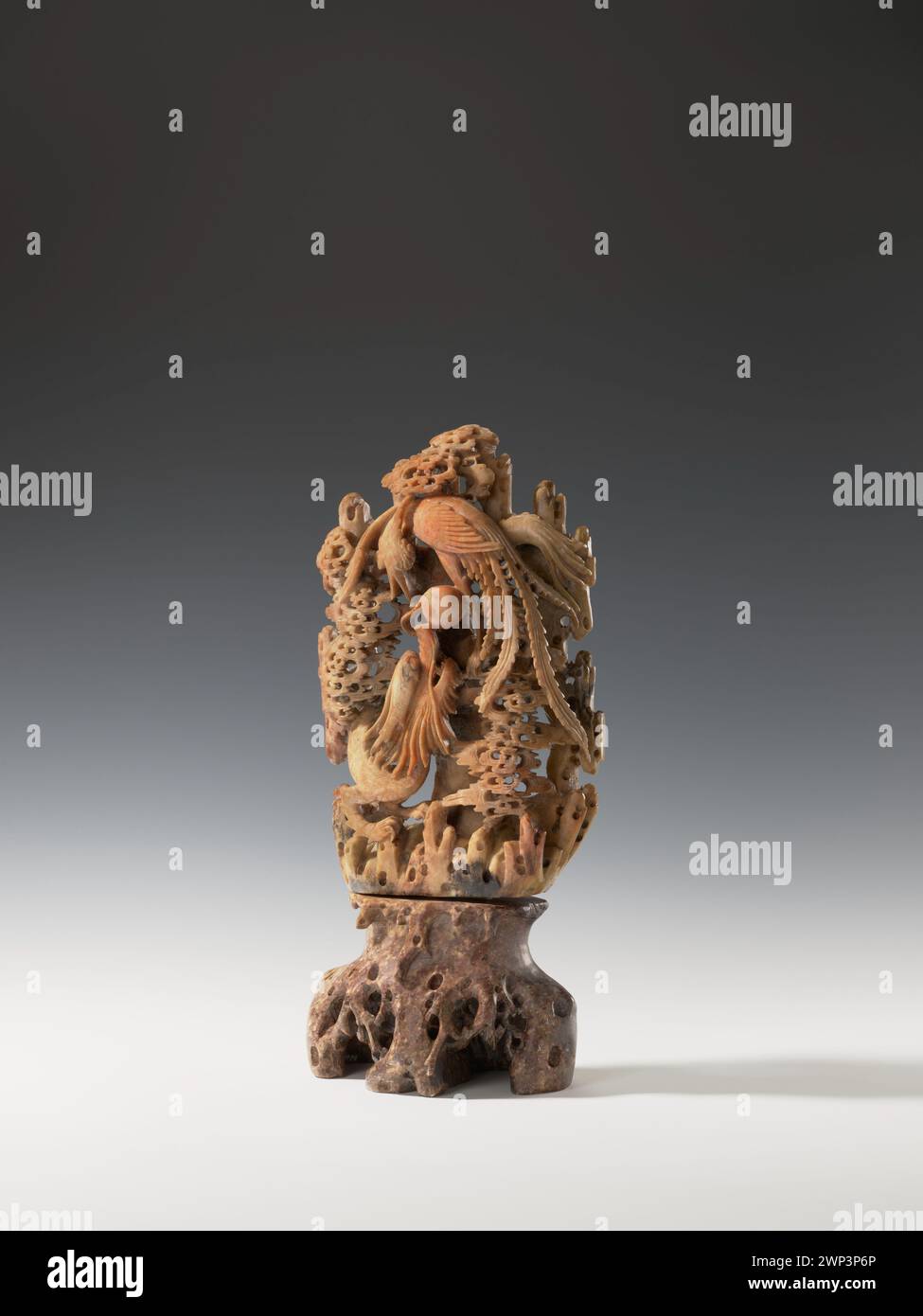 Un oggetto decorativo del XVIII secolo raffigurante una fenice e un drago sulla sua base, che rappresenta motivi artistici del periodo. Foto Stock