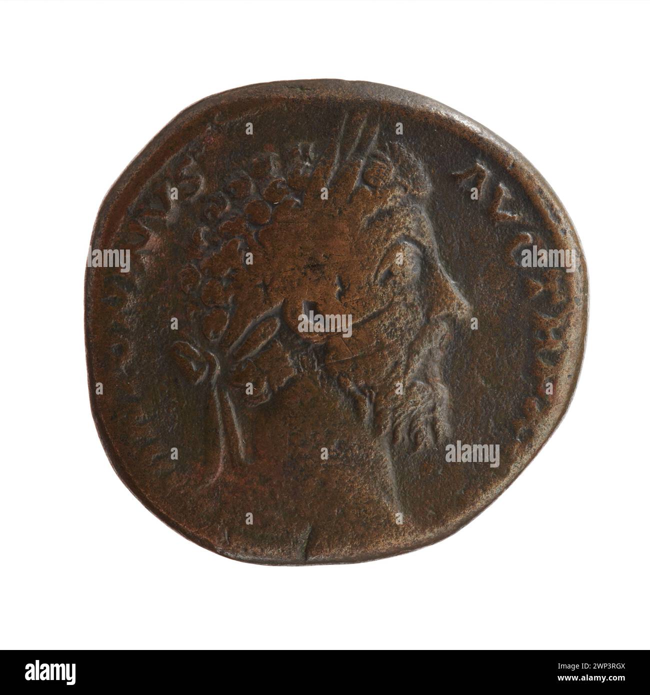Moneta di bronzo di Sesterce coniata sotto l'imperatore romano Marco Aurelio tra il 171 e il 172, con ritratto imperiale e iscrizioni, circolata come valuta romana. Foto Stock
