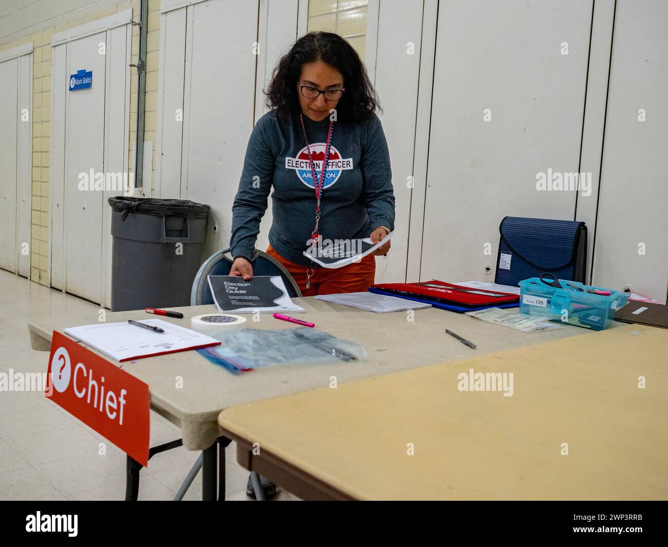 Arlington, Virginia, Stati Uniti. 5 marzo 2024. Il capo elettorale del sito esamina i materiali primari in attesa del prossimo voto alle primarie presidenziali del Super Tuesday della Virginia. (Credit Image: © sue Dorfman/ZUMA Press Wire) SOLO PER USO EDITORIALE! Non per USO commerciale! Foto Stock