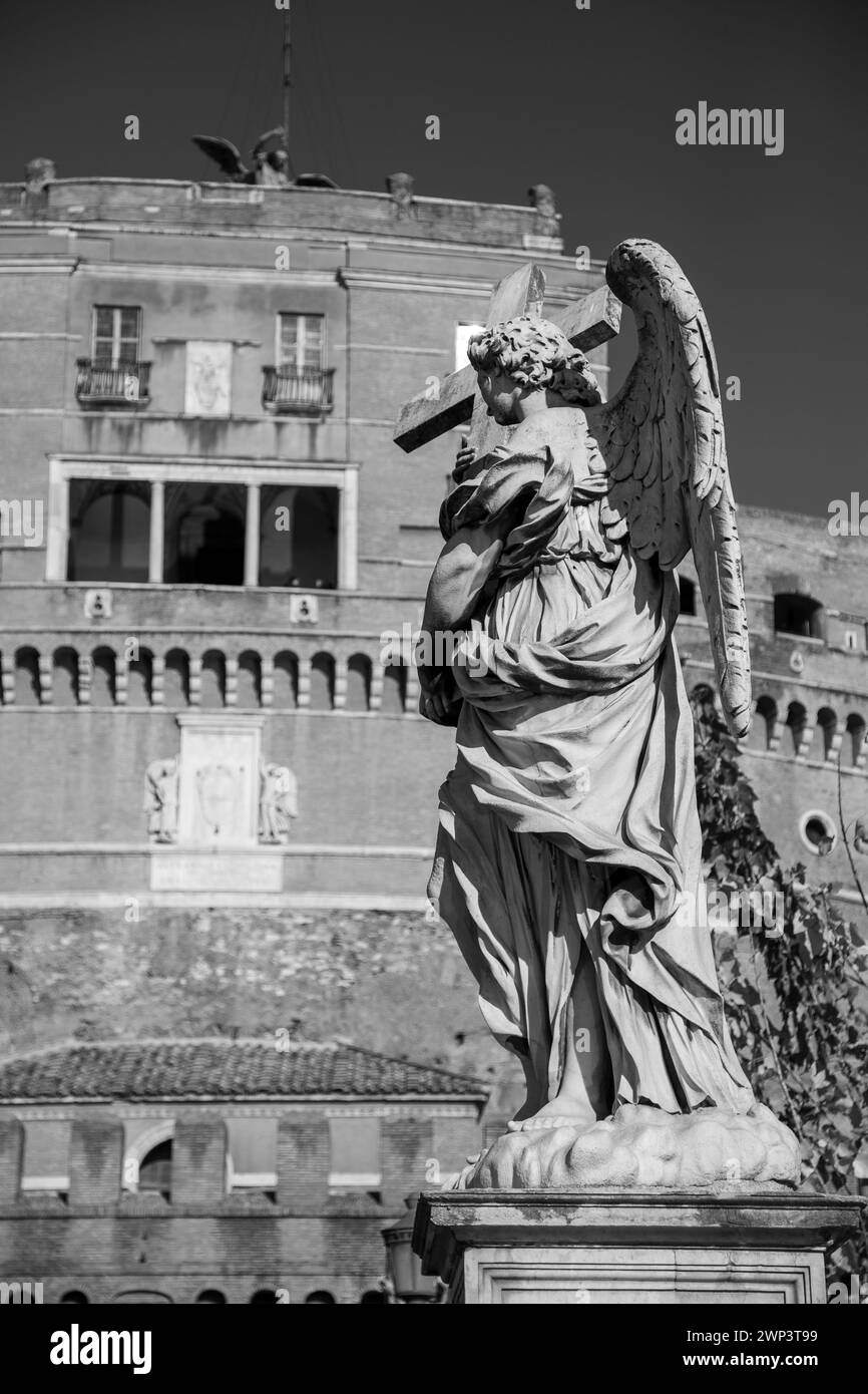 Statua degli Angeli sul ponte vicino al Castello di Sant'Angelo a Roma Foto Stock