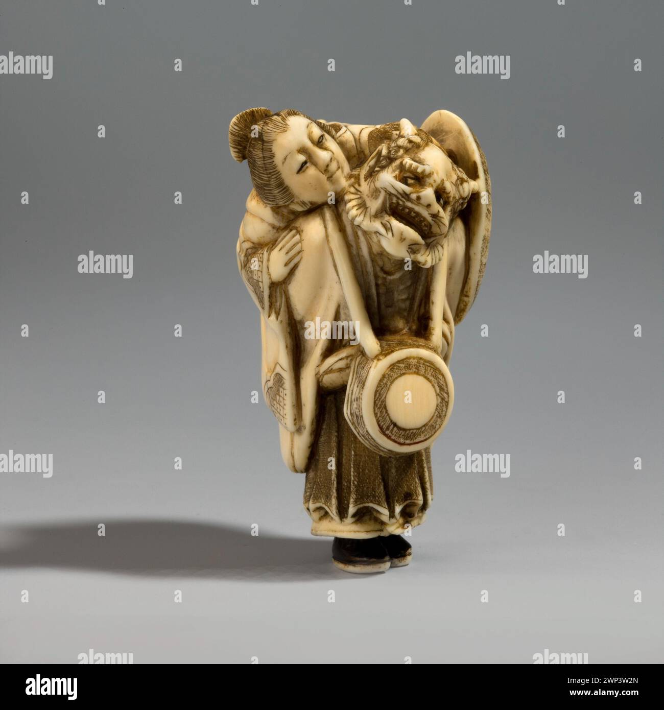 Netsuke rappresenta la figura mitologica Benten e un demone, della tradizione artistica giapponese, documentato con provenienza. Foto Stock