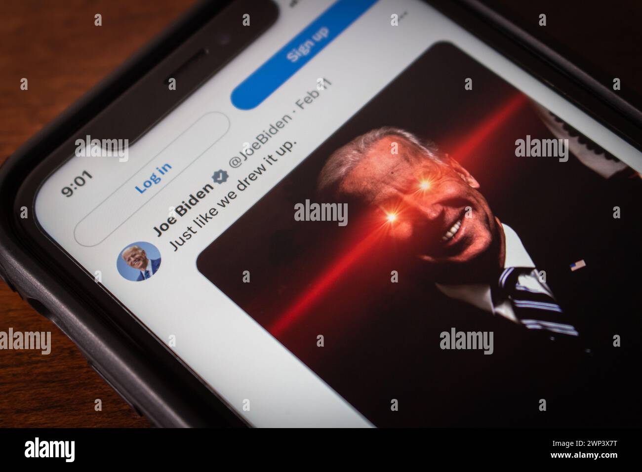 Un post "proprio come lo abbiamo fatto noi." Con l'iconico Joe Biden con occhi rossi luminosi, immagine su X app (precedentemente Twitter), vista in un iPhone Foto Stock