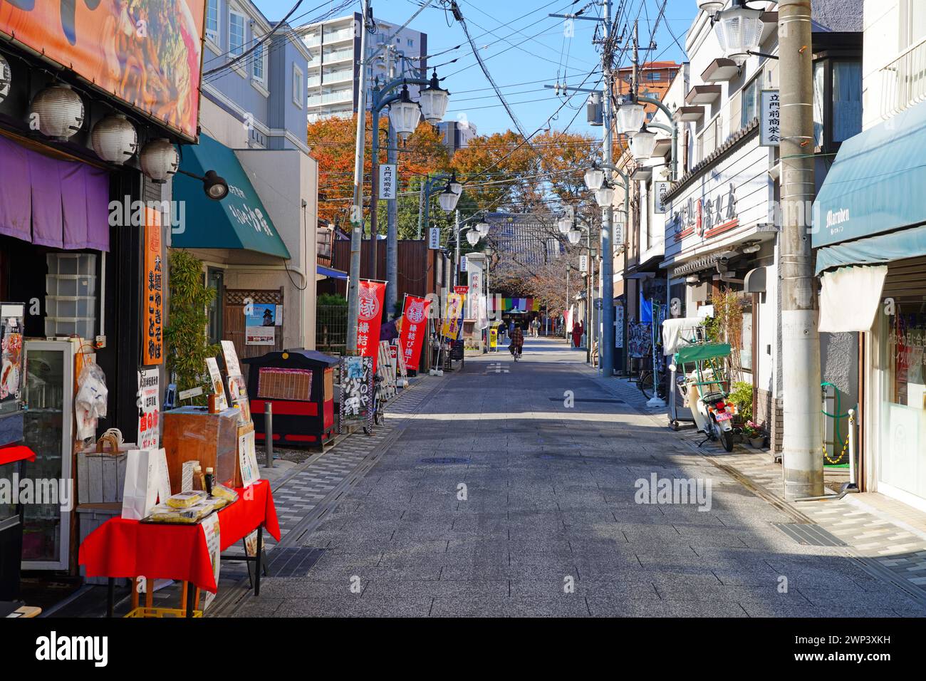 KAWAGOE, GIAPPONE - 21 novembre 2023 - Vista di una strada di Kawagoe, una città castello del periodo Edo a nord-ovest di Tokyo, Giappone. Foto Stock