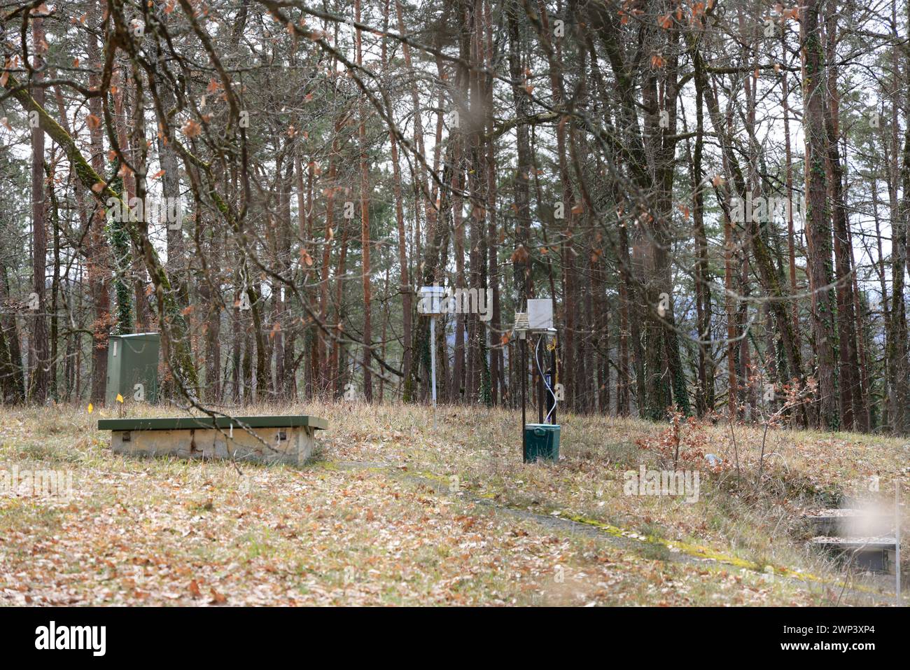 Grotta Lascaux originale. Foresta di querce e copertura vegetale sopra l'originale grotta di Lascaux. Gli impianti tecnici in superficie contribuiscono alla conservazione Foto Stock