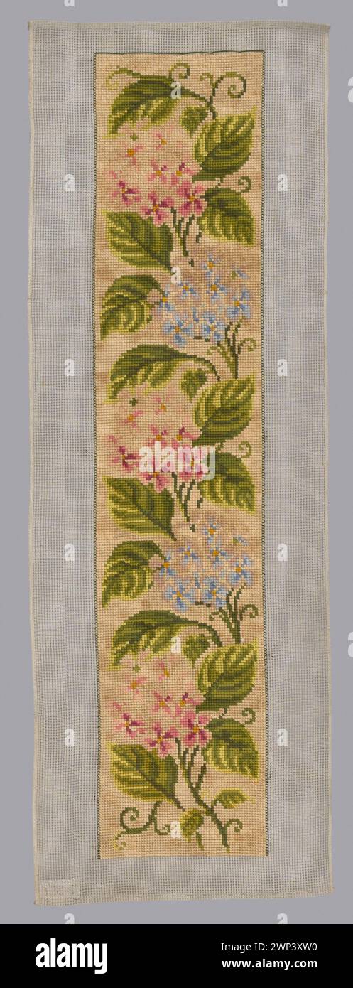 Un ricamo a forma di croce del XIX secolo su un chasuble, che mostra le tipiche tecniche decorative e religiose di cucitura dal 1851 in poi. Foto Stock