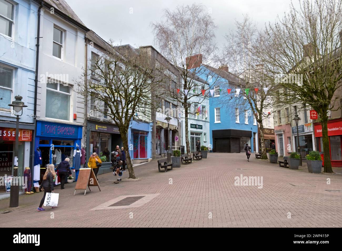 Vista sulla strada di Nott Square nel centro di Carmarthen, Carmarthenshire, Galles, Regno Unito, KATHY DEWITT Foto Stock