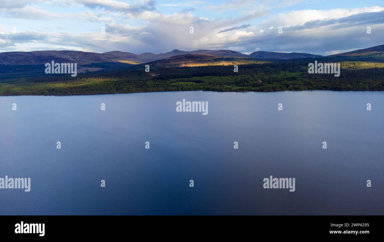 Veduta aerea del Loch Tummel che guarda a sud sul loch nelle Highlands scozzesi del Regno Unito Foto Stock