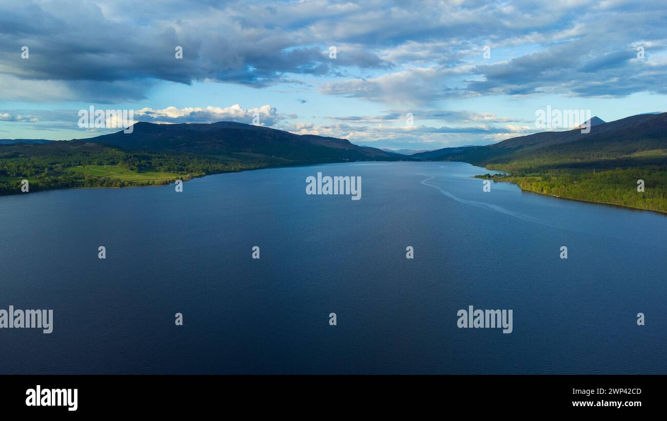 Veduta aerea del Loch Tummel che guarda a ovest sul loch nelle Highlands scozzesi del Regno Unito Foto Stock