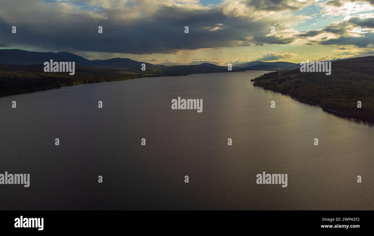 Veduta aerea del Loch Tummel che guarda a est sul loch nelle Highlands scozzesi del Regno Unito Foto Stock