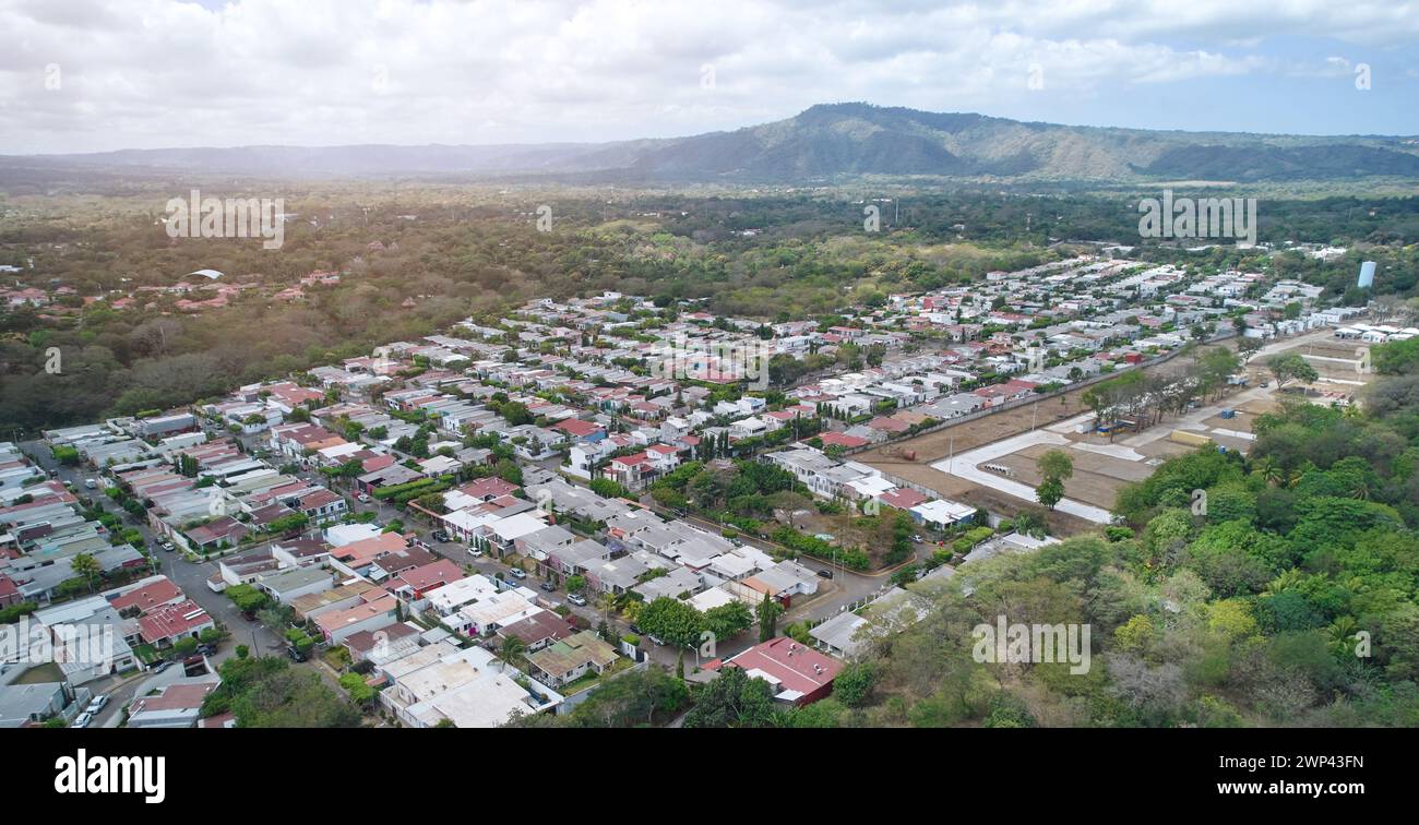 Vista delle grandi case residenziali con droni aerei nelle giornate di sole Foto Stock