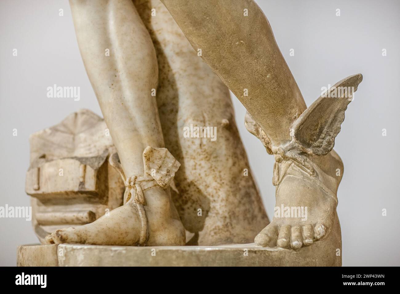 Primo piano ai piedi di una statua romana del II secolo di mercurio di Italica, esposta nel Museo Archeologico di Siviglia. Foto Stock