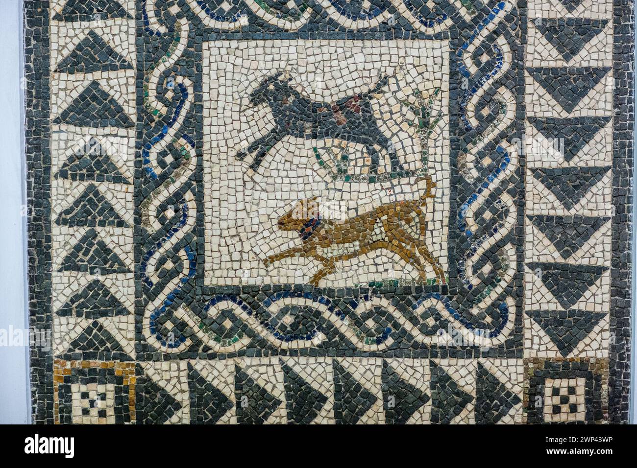 Un mosaico romano raffigurante varie scene di caccia, esposto nel Museo Archeologico di Siviglia. Foto Stock