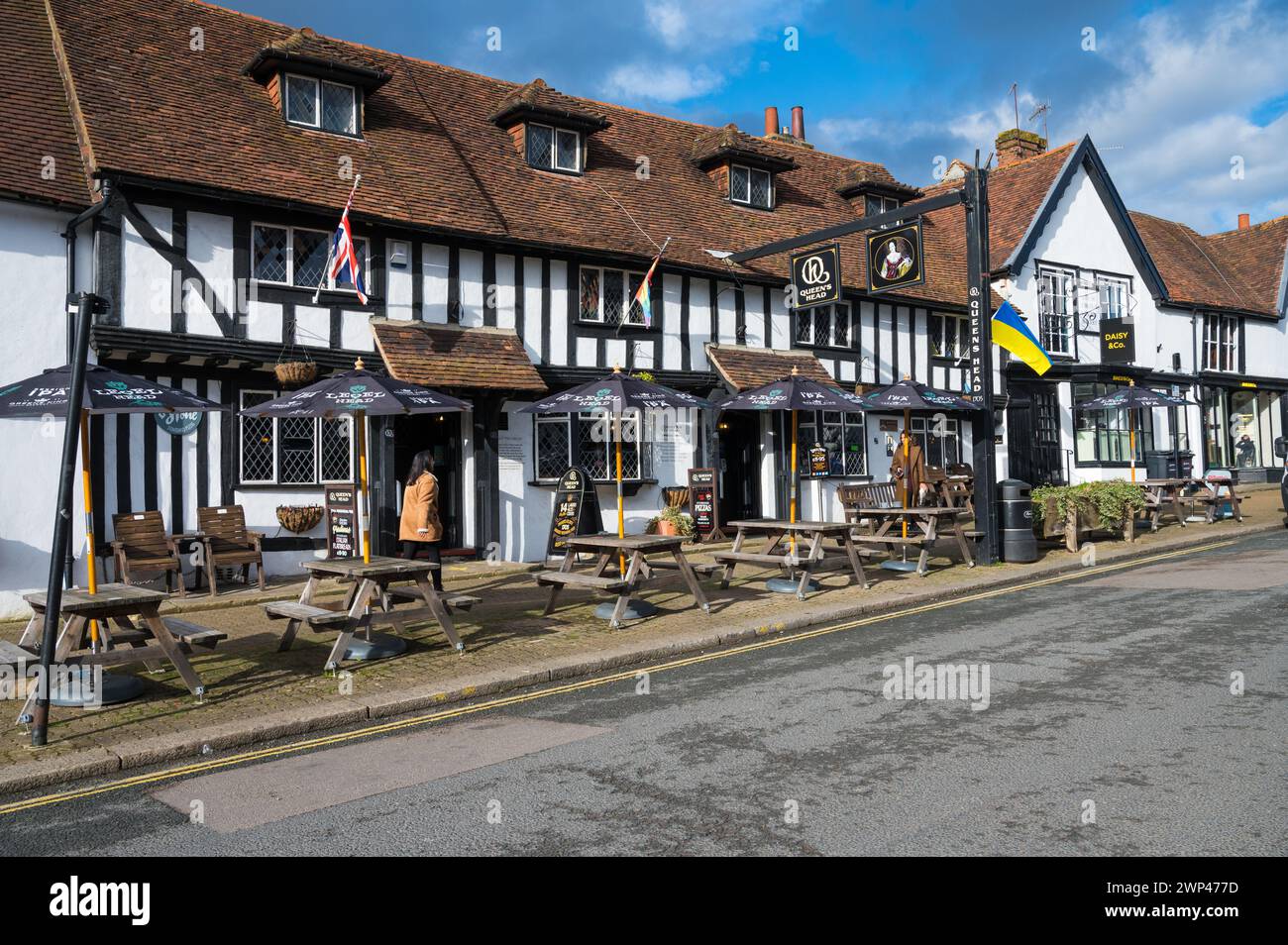 L'esterno del Queens Head è un pub con travi in legno classificato Grade II in High Street, Pinner, Middlesex, Inghilterra, Regno Unito Foto Stock