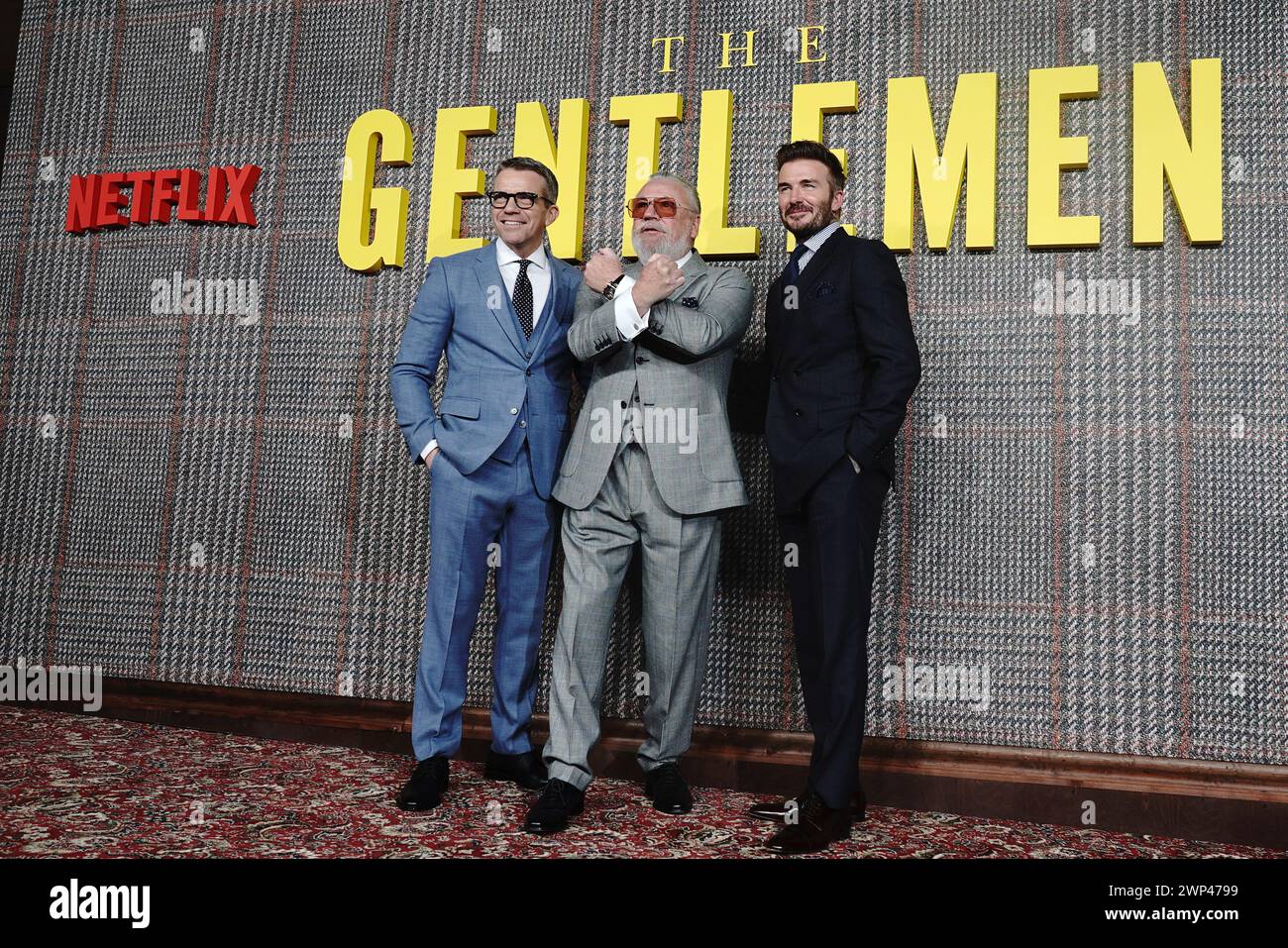 (Da sinistra a destra) Max Beesley, Ray Winstone e David Beckham assistono alla prima della serie Netflix The Gentlemen al Theatre Royal Drury Lane, Londra. Data foto: Martedì 5 marzo 2024. Foto Stock
