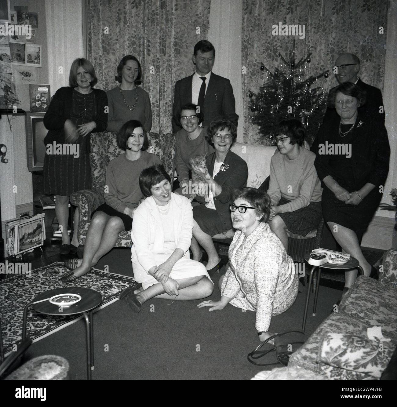 Anni '1960, storico, periodo natalizio, foto di gruppo per famiglie, Inghilterra, REGNO UNITO. Foto Stock