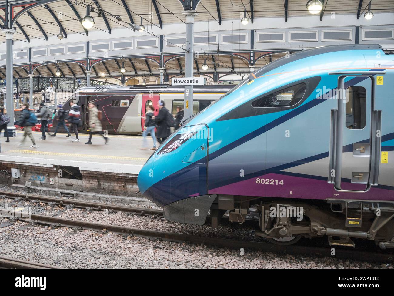 Il movimento ha offuscato i passeggeri che lasciano un treno Tanspennine Express nella stazione ferroviaria centrale di Newcastle, Inghilterra, Regno Unito Foto Stock