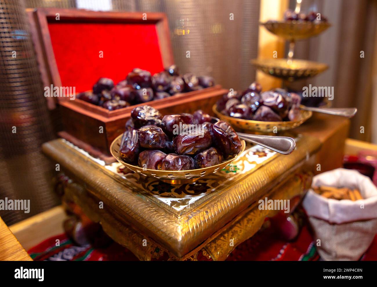 Tavolo Ramadan Iftar con datteri o cibo arabo Foto Stock