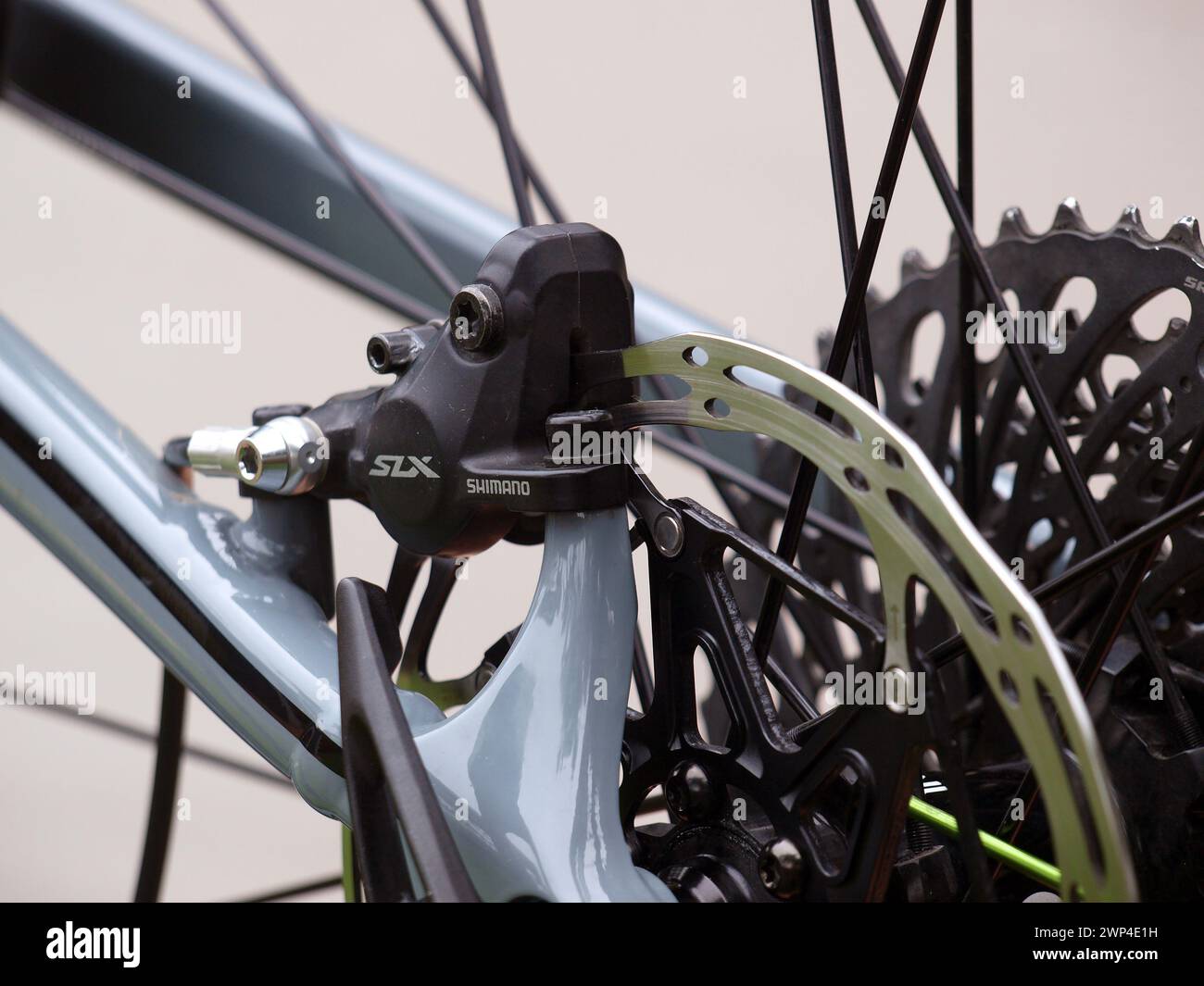 Miami, Florida, Stati Uniti - 24 febbraio 2024: Primo piano di un freno a disco idraulico Shimano SLX per un controllo dei freni ad alte prestazioni di una bicicletta. Foto Stock