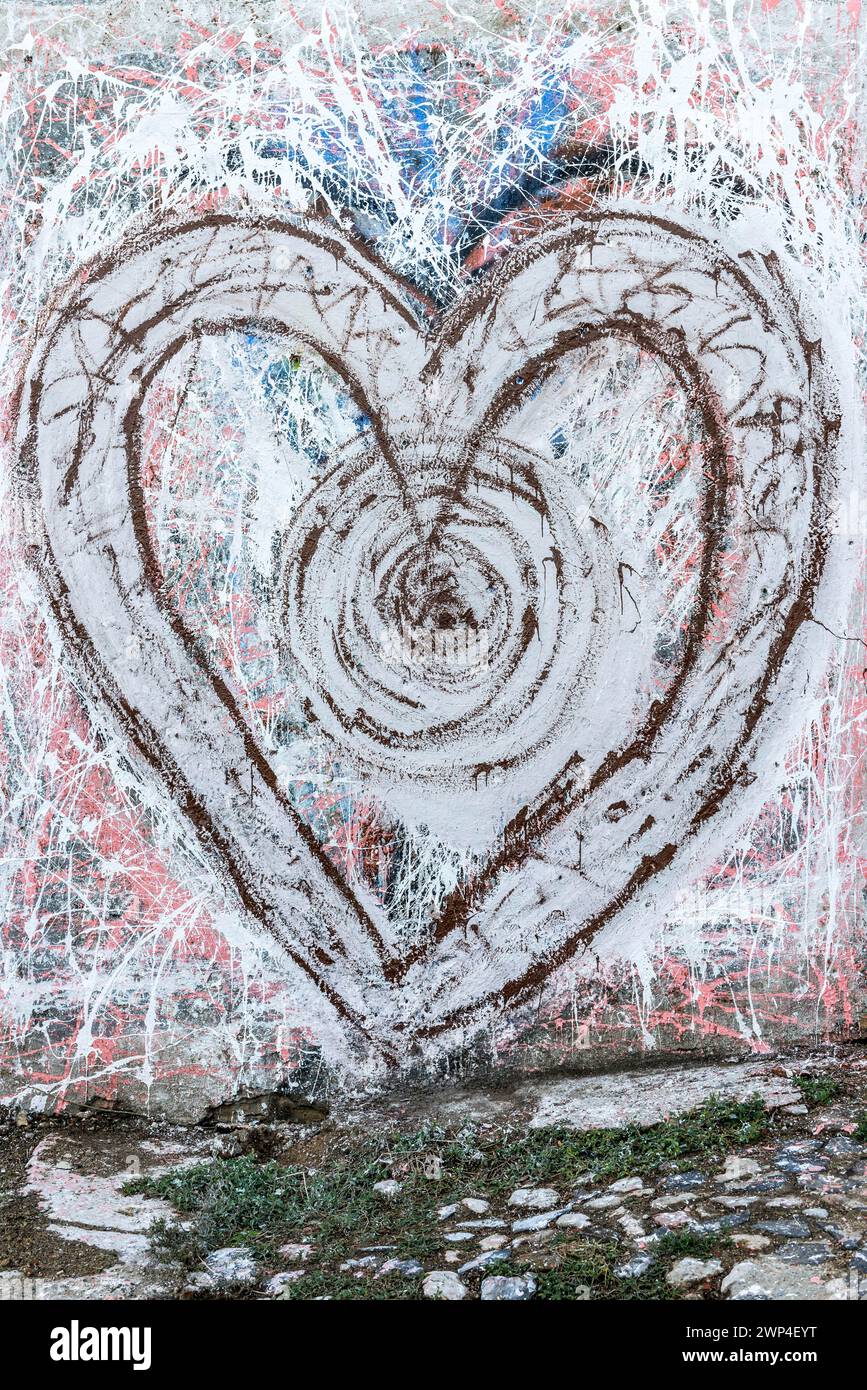 Cuore su un muro di casa, messaggio, amore, saluto d'amore, messaggio d'amore, San Valentino, simbolo, graffiti, arte, pittura, gesso, segno, emozione Foto Stock