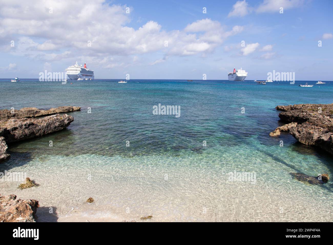La vista mattutina di Seven Mile Beach e delle navi da crociera sullo sfondo con molte barche diverse (Isole Cayman). Foto Stock