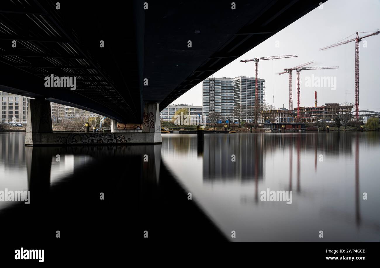 Lunga esposizione, Nordhafenbruecke dal basso, Nordhafen, Berlino, Germania Foto Stock