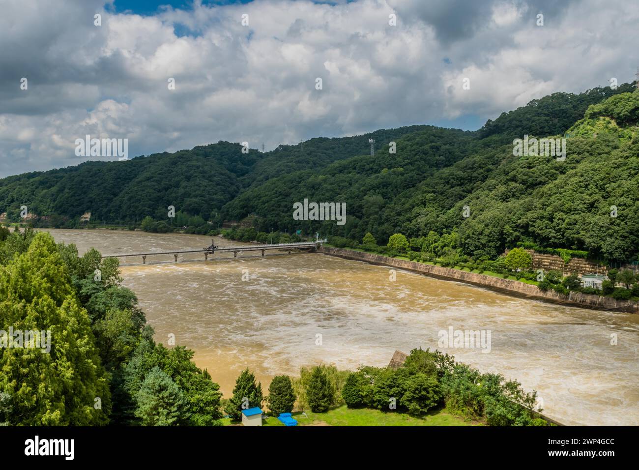 Paesaggio di fiume inondato sotto il cielo nuvoloso dopo piogge monsoniche torrenziali a Daejeon Corea del Sud Foto Stock