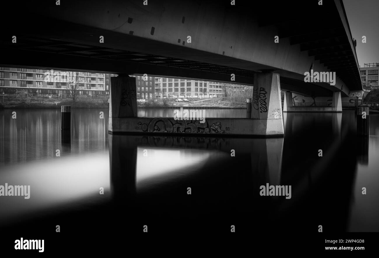 Langzeitbelichtung, Nordhafenbrücke von unten, Nordhafen, Berlino, Germania Foto Stock