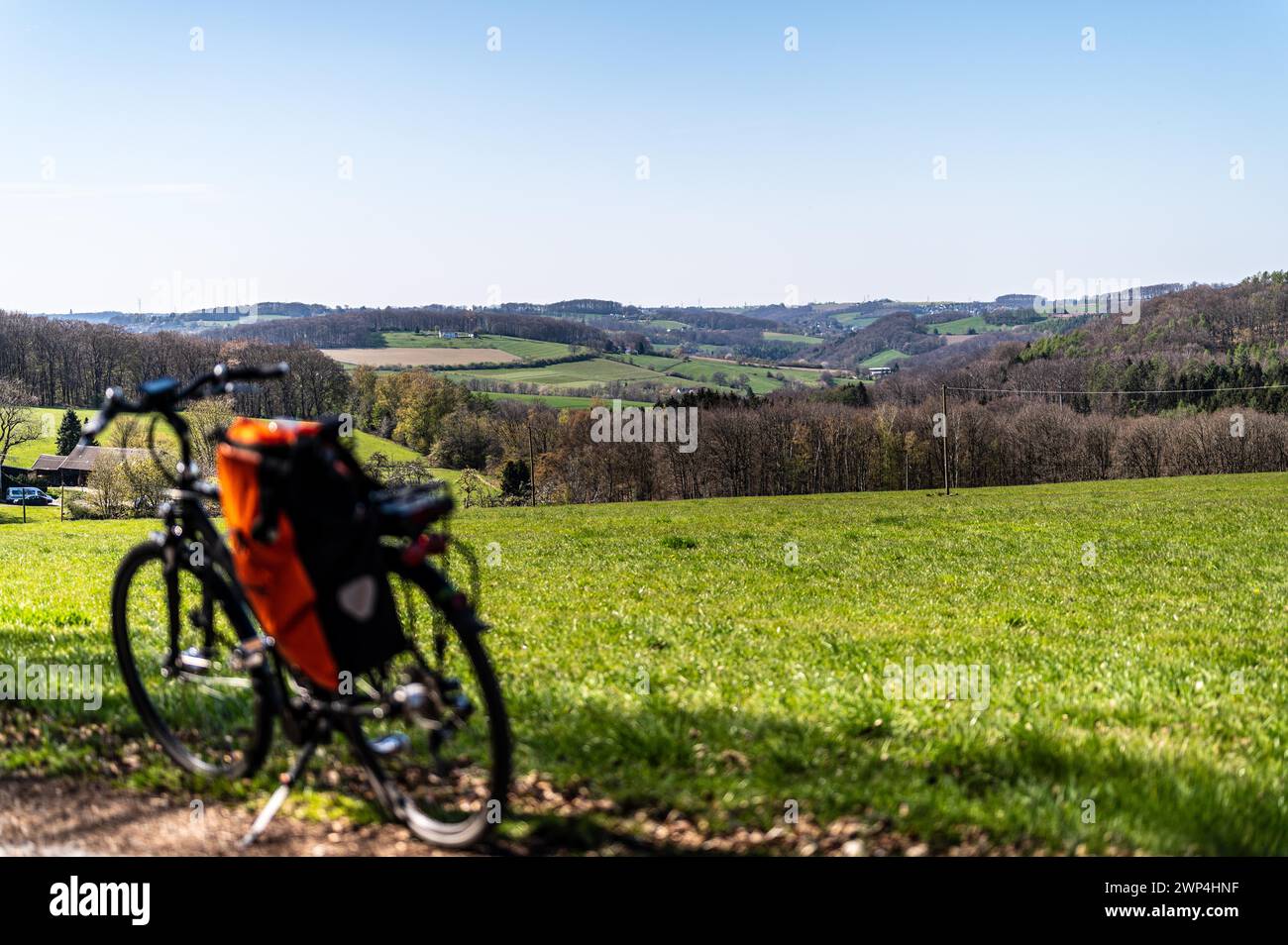 Bicicletta imbottita di fronte al pittoresco paesaggio primaverile con prati verdi e cielo blu, Deilbachtal, Langenberg, Velbert, Mettmann, terra di Bergisches Foto Stock