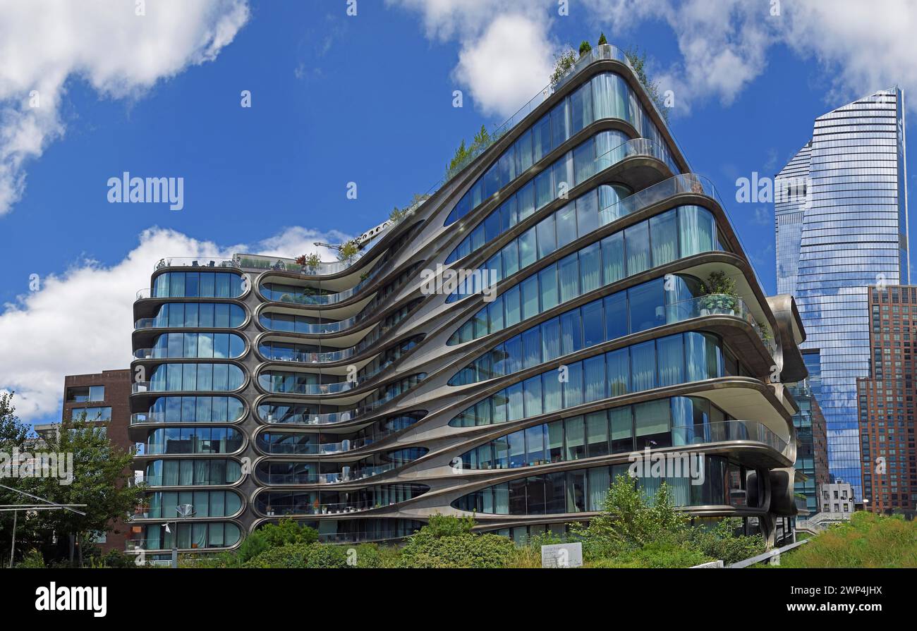 Edificio residenziale 520 West 28th Street dell'architetto Zaha Hadid, presso l'High Line Park, alto edificio 10 Hudson Yards, quartiere di Chelsea Foto Stock