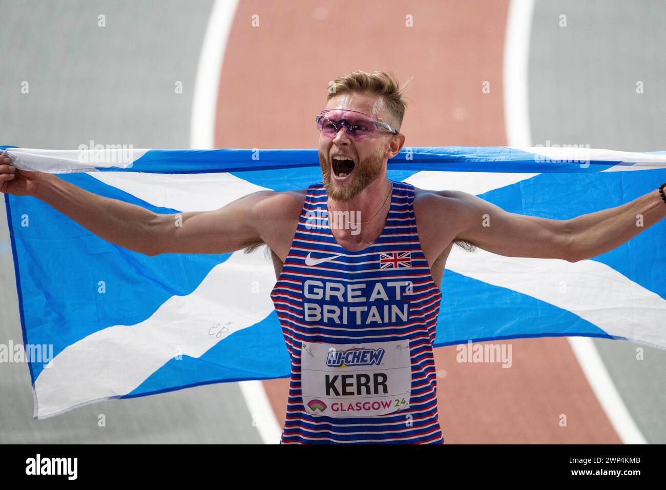 Josh Kerr festeggia dopo aver vinto la finale maschile dei 3000 m ai Campionati del mondo di atletica leggera indoor, Emirates Arena, Glasgow, Scozia Regno Unito. 1a/3a M Foto Stock