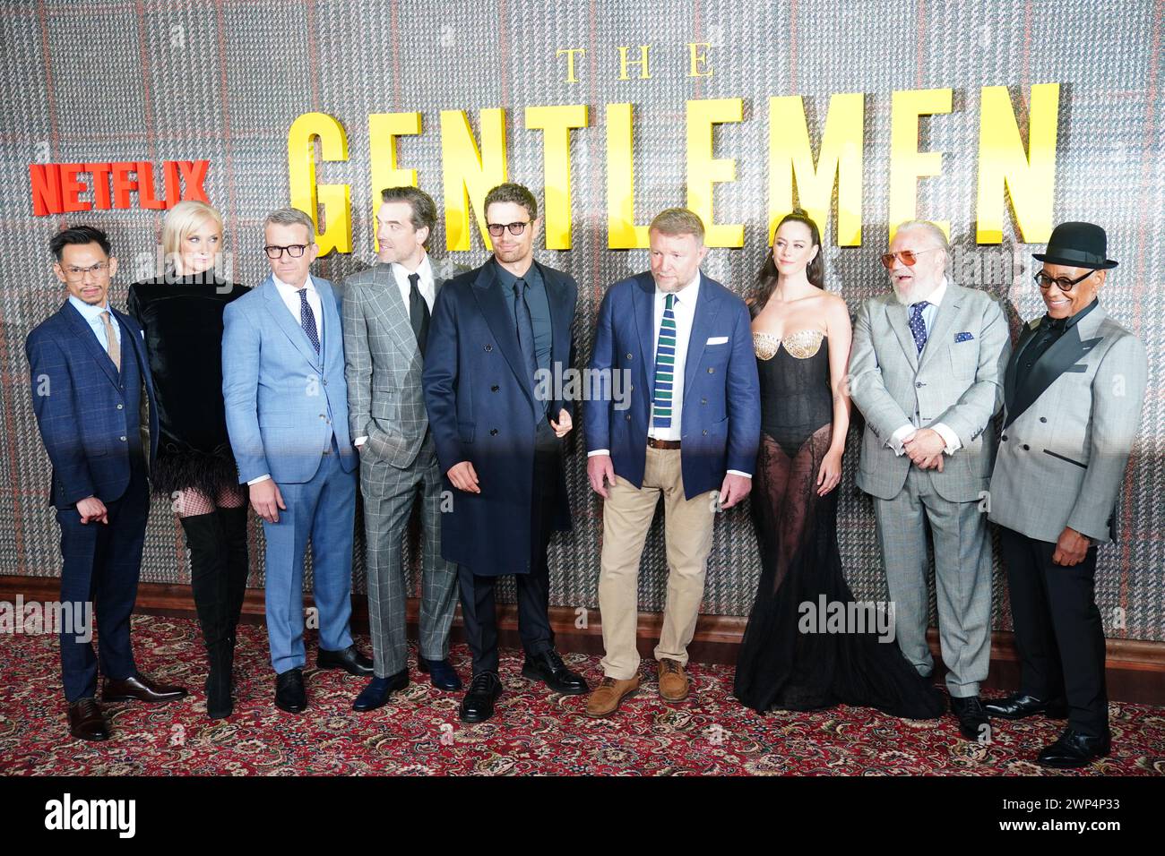 (Da sinistra a destra) Michael Vu, Joely Richardson, Max Beesley, Daniel Ings, Theo James, Guy Ritchie, Kaya Scodelario, Ray Winstone e Giancarlo Esposito assistono alla prima della serie Netflix The Gentlemen al Theatre Royal Drury Lane, Londra. data delle immagini: martedì 5 marzo 2024. Foto Stock