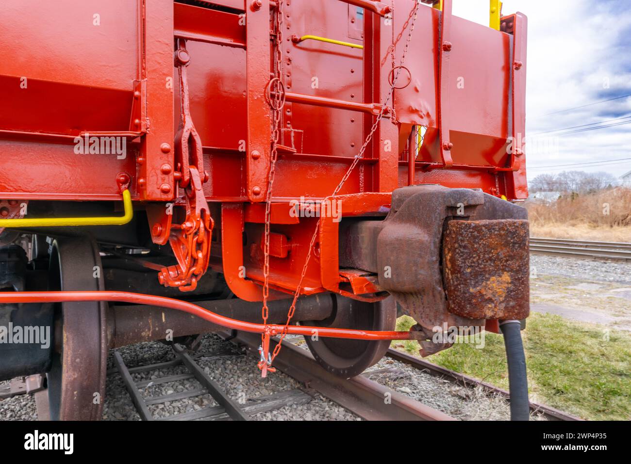 Immagine ravvicinata della fine di un treno rosso d'epoca restaurato, ferrovia, cabooose con aggancio. Foto Stock