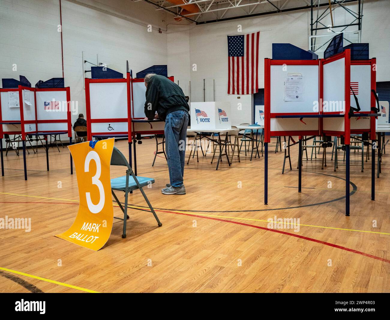 Falls Church, Virginia, Stati Uniti. 5 marzo 2024. La votazione è in corso nelle VirginiaÃs Super Tuesday Presidential Primary. (Credit Image: © sue Dorfman/ZUMA Press Wire) SOLO PER USO EDITORIALE! Non per USO commerciale! Foto Stock