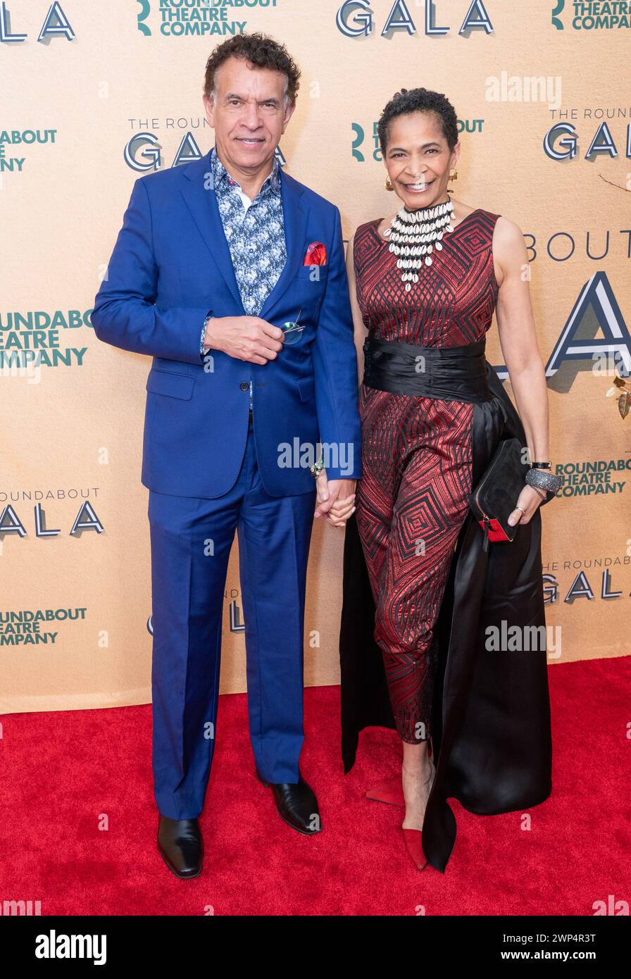 Brian Stokes Mitchell e Allyson Tucker assistono al Gala della Roundabout Theatre Company 2024 al Ziegfeld Ballroom di New York il 4 marzo 2024 Foto Stock