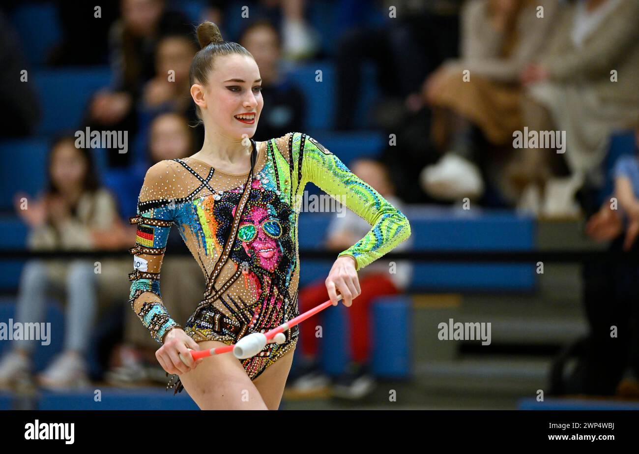 Campione del mondo Darja Varfolomeev (GER), azione, club, ginnastica ritmica, RSG, Schmiden International 2024, Fellbach, Baden-Württemberg, Germania, UE Foto Stock
