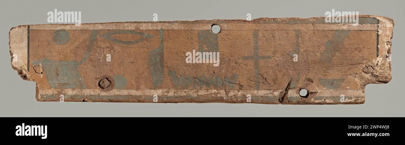 Frammento dall'estremità dei piedi di un sarcofago a scatola, datato intorno al 2055–1650 a.C., in condizioni medie. Foto Stock