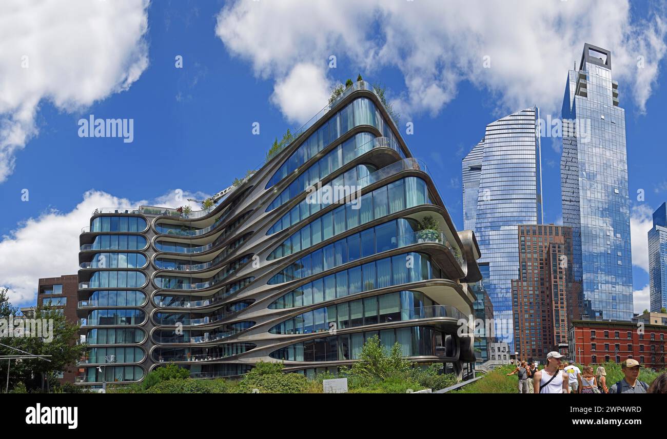 Edificio residenziale 520 West 28th Street dell'architetto Zaha Hadid, presso l'High Line Park, Hudson Yards grattacieli, quartiere Chelsea, West Foto Stock