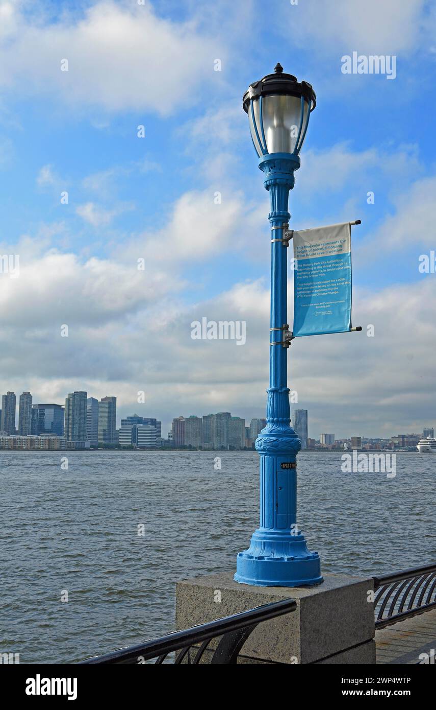 Illuminazione stradale che segna il potenziale livello futuro di inondazione causato dal riscaldamento globale, fiume Hudson, Lower Manhattan, New York City, New York, New York, STATI UNITI Foto Stock