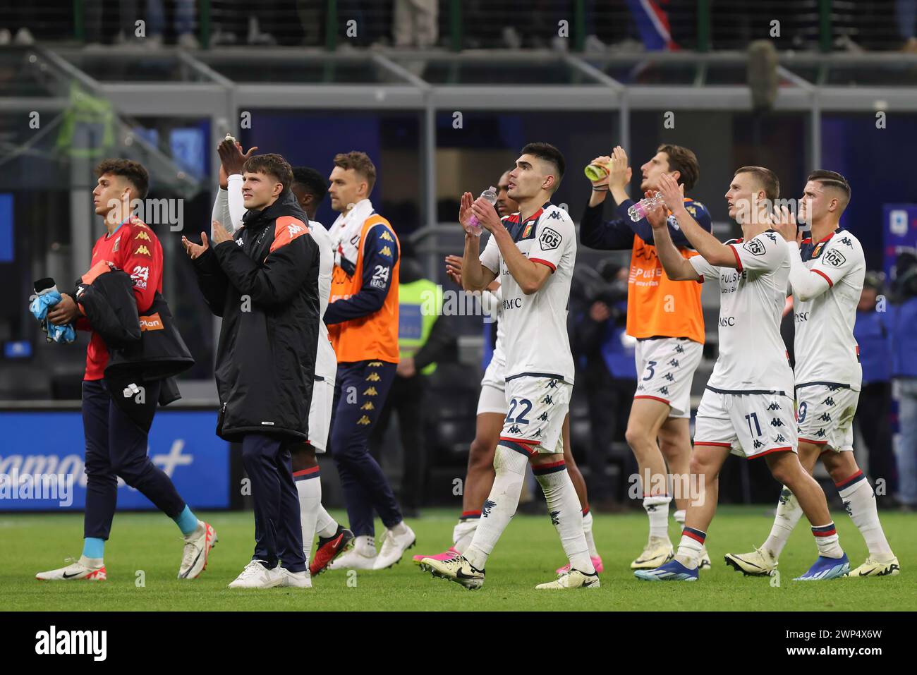 Milano, Italia. 5 marzo 2024. Italia, Milano, 4 marzo 2024: I giocatori del Genoa CFC salutano i tifosi negli stand al termine della partita di calcio FC Inter vs Genoa CFC, serie A 2023-2024 giorno 27 allo Stadio San Siro (foto di Fabrizio Andrea Bertani/Pacific Press) Credit: Pacific Press Media Production Corp./Alamy Live News Foto Stock