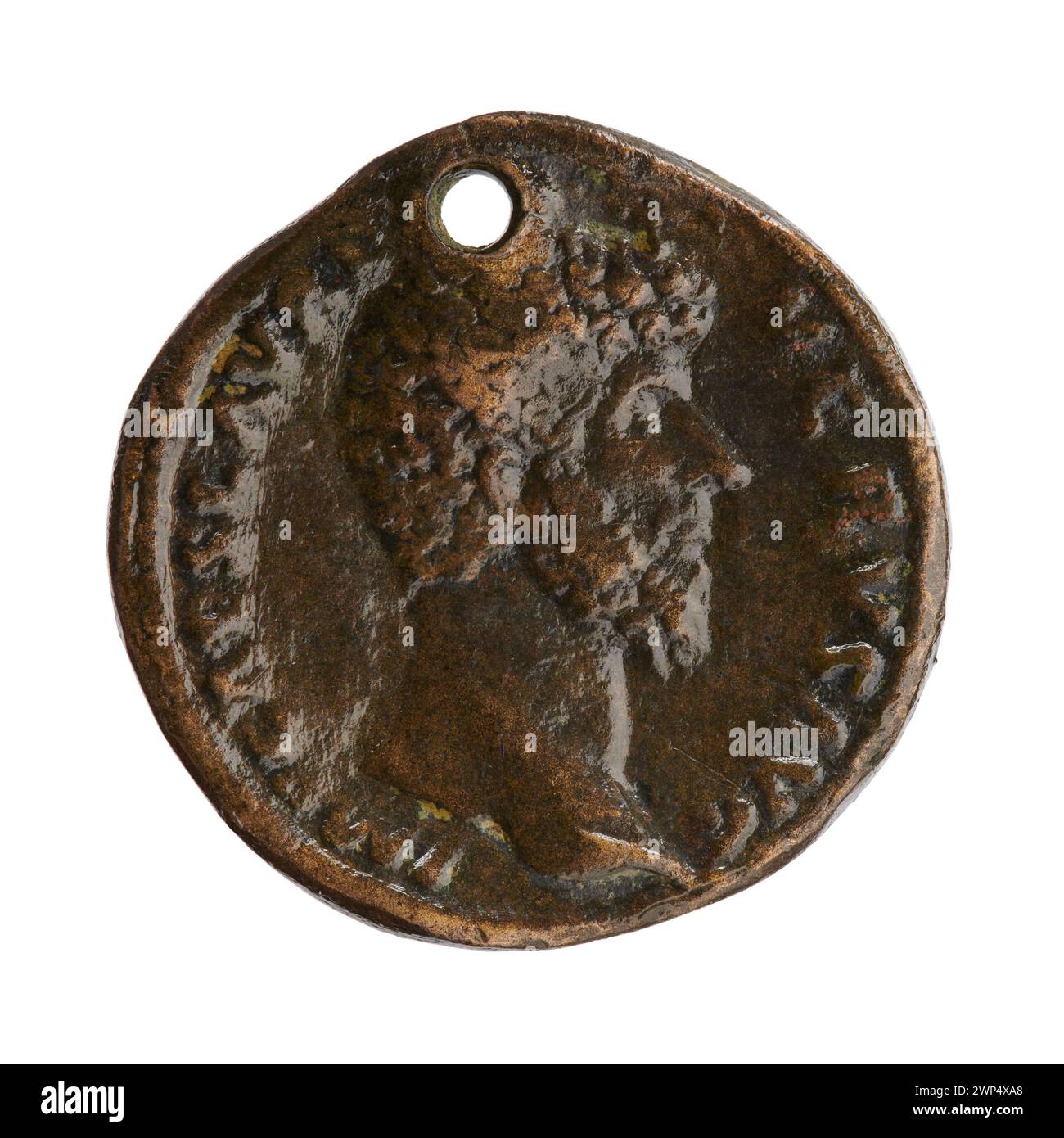 Moneta di Sesterc con un buco coniato sotto l'imperatore romano Lucio vero (161–169 d.C.) tra il 162 e il 163, realizzata in bronzo, con ritratto imperiale e iscrizioni, utilizzata come valuta nell'Impero Romano. Foto Stock