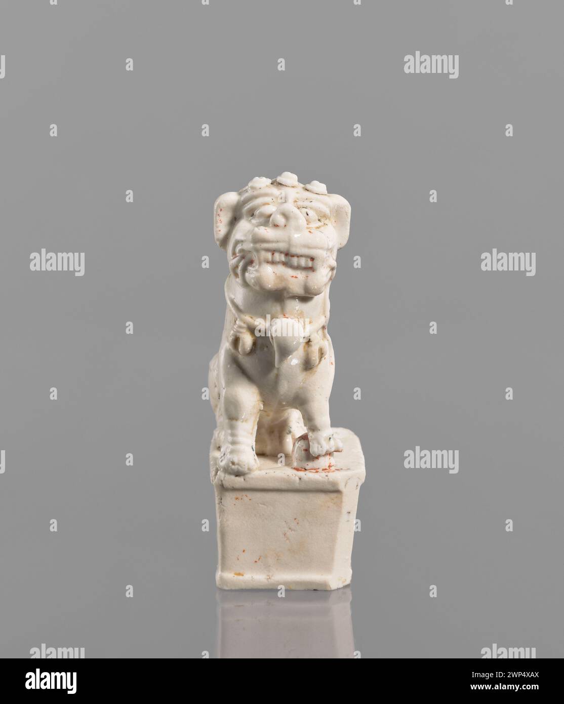 Statuetta settecentesca raffigurante un leone, realizzata come oggetto decorativo. Foto Stock