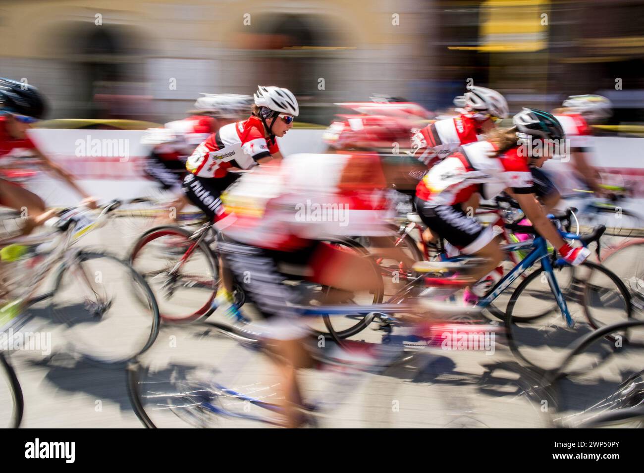 CRACOVIA, POLONIA - 8 AGOSTO 2015: Gara ciclistica Tour de Pologne 2015 per le strade della città di Cracovia in Polonia, motion blur Foto Stock