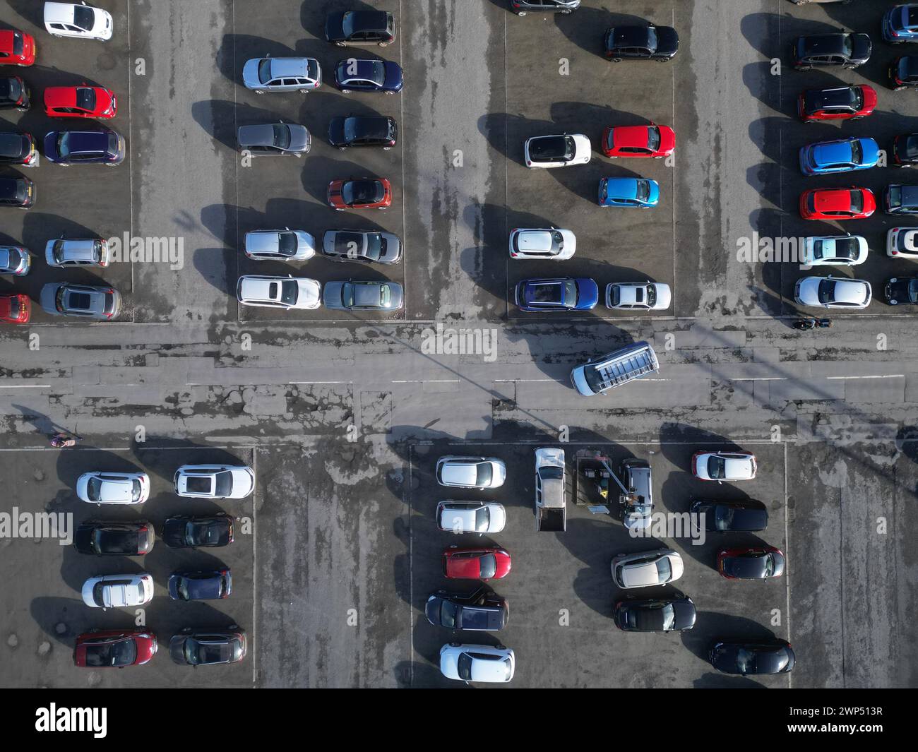 Vista aerea di un parcheggio con auto parcheggiate e posti auto nel Regno Unito nel 2024 Foto Stock